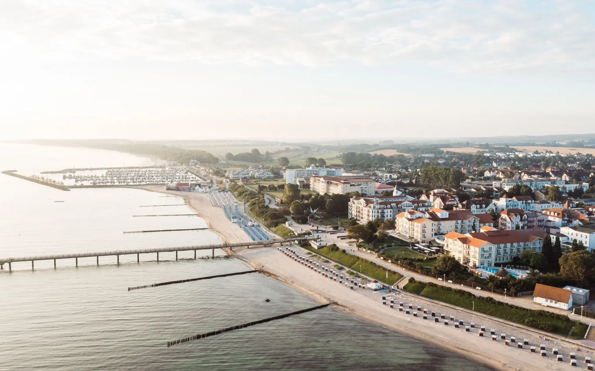 Ostseehotel Kühlungsborn Stadt am Ufer eines Gewässers mit Blick aus der Vogelperspektive.