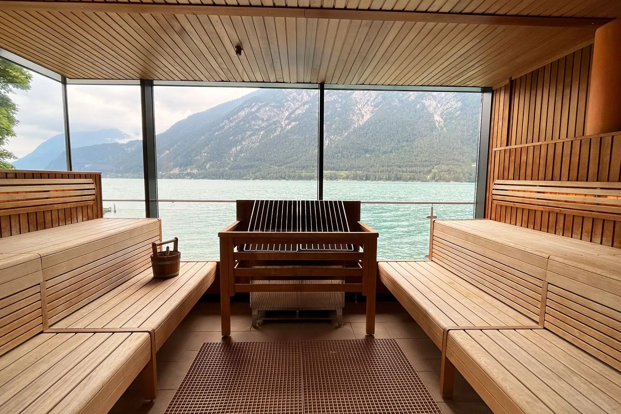 Sauna mit Panoramablick Eine Sauna mit Blick auf Wasser und Berge.