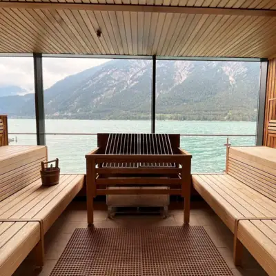 Sauna mit Seeblick Ein Raum mit Blick auf Wasser und Berge.