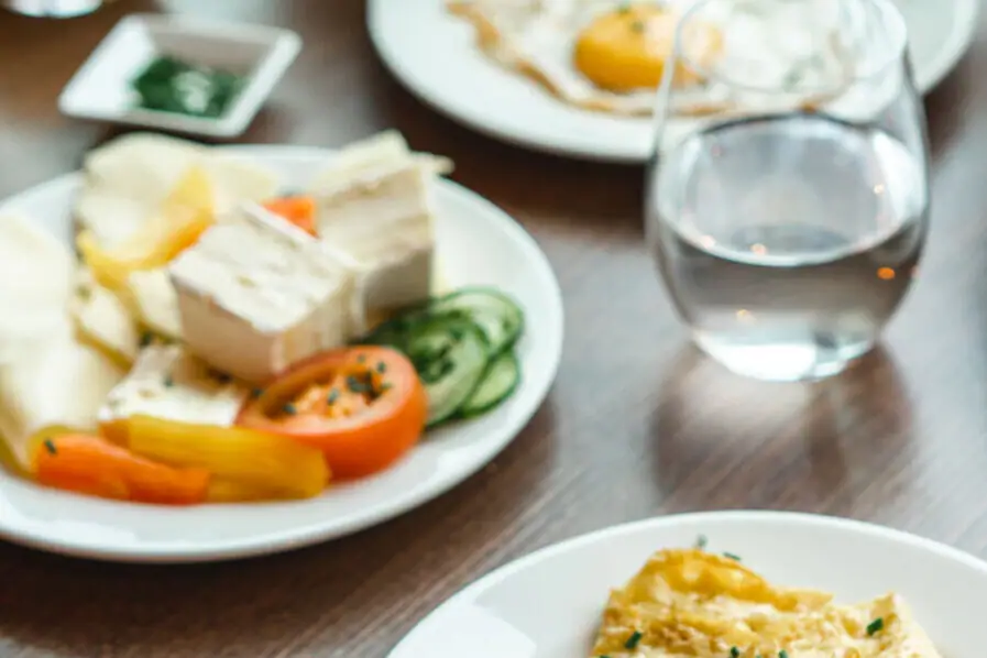 Ein Tisch mit Tellern voller Speisen und Getränken.