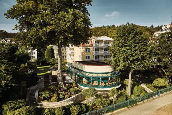 aja Strandhotel Bansin Ein Gebäude umgeben von Bäumen