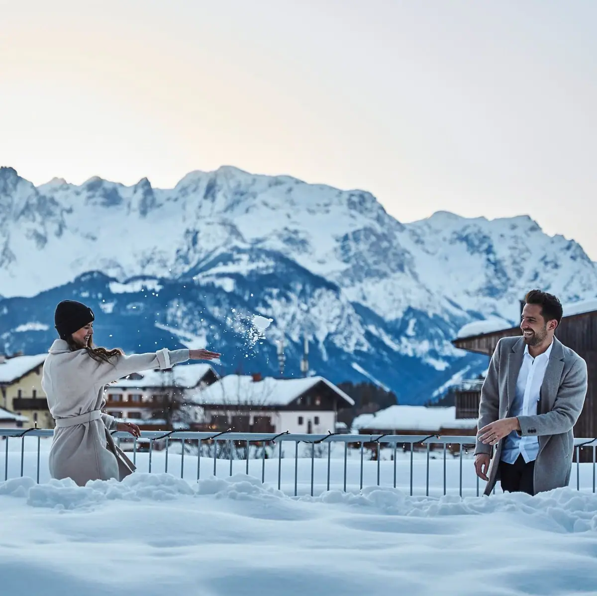 Eine Frau im weißen Mantel im Schnee.
