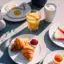 Frühstück im aja Bad Saarow Tisch mit Tellern voller Essen und Getränken.