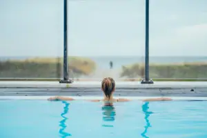 Außenpool Eine Frau in einem Schwimmbecken.