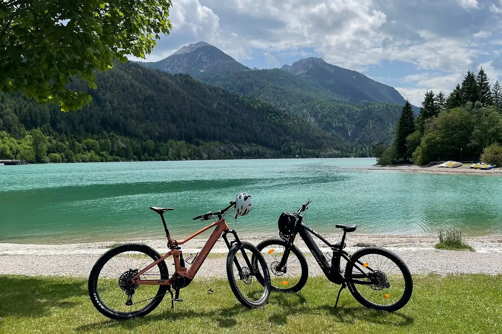E-MTB am Achensee-Ufer Zwei Fahrräder neben einem Gewässer