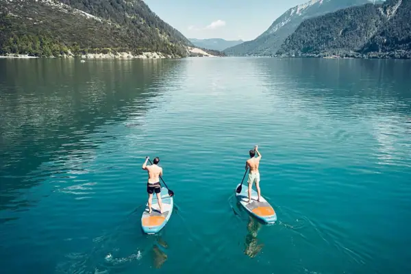 Stand-up-Paddling Zwei Männer auf Paddleboards auf einem See.