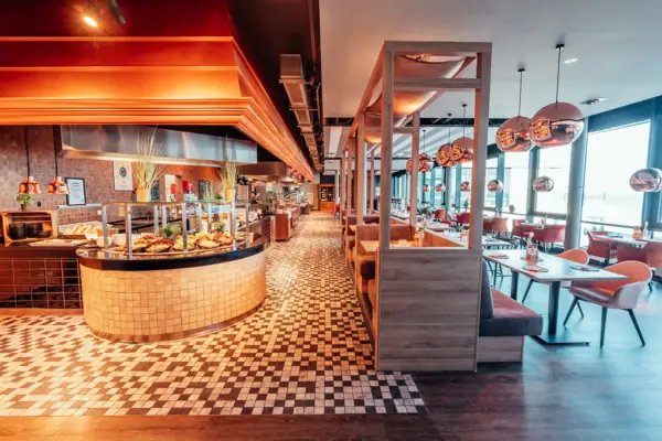 Buffet Ein Restaurant mit Tischen und Stühlen.