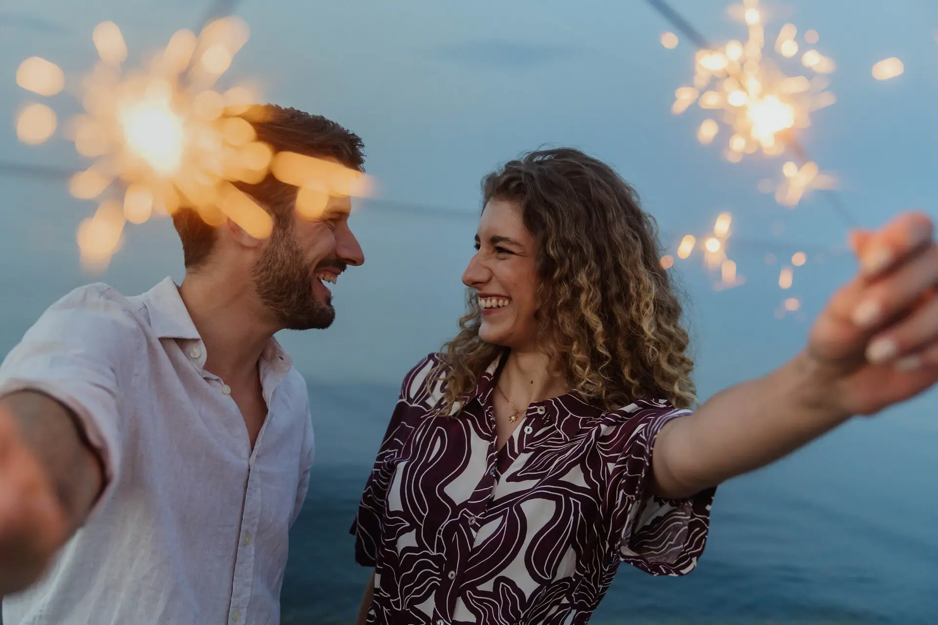 Silvester in Bansin Ein Mann und eine Frau stehen nebeneinander mit Wunderkerzen.
