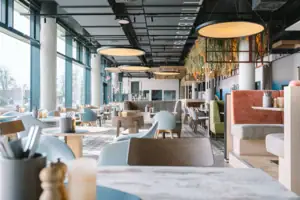 aja Restaurant Ein großes Restaurant mit Tischen und Stühlen.