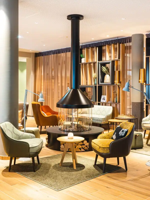 Kamin Ein Raum mit Kamin und Stühlen.