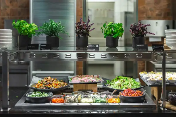 Buffett Lebensmittel auf einem Regal in einer Küche.