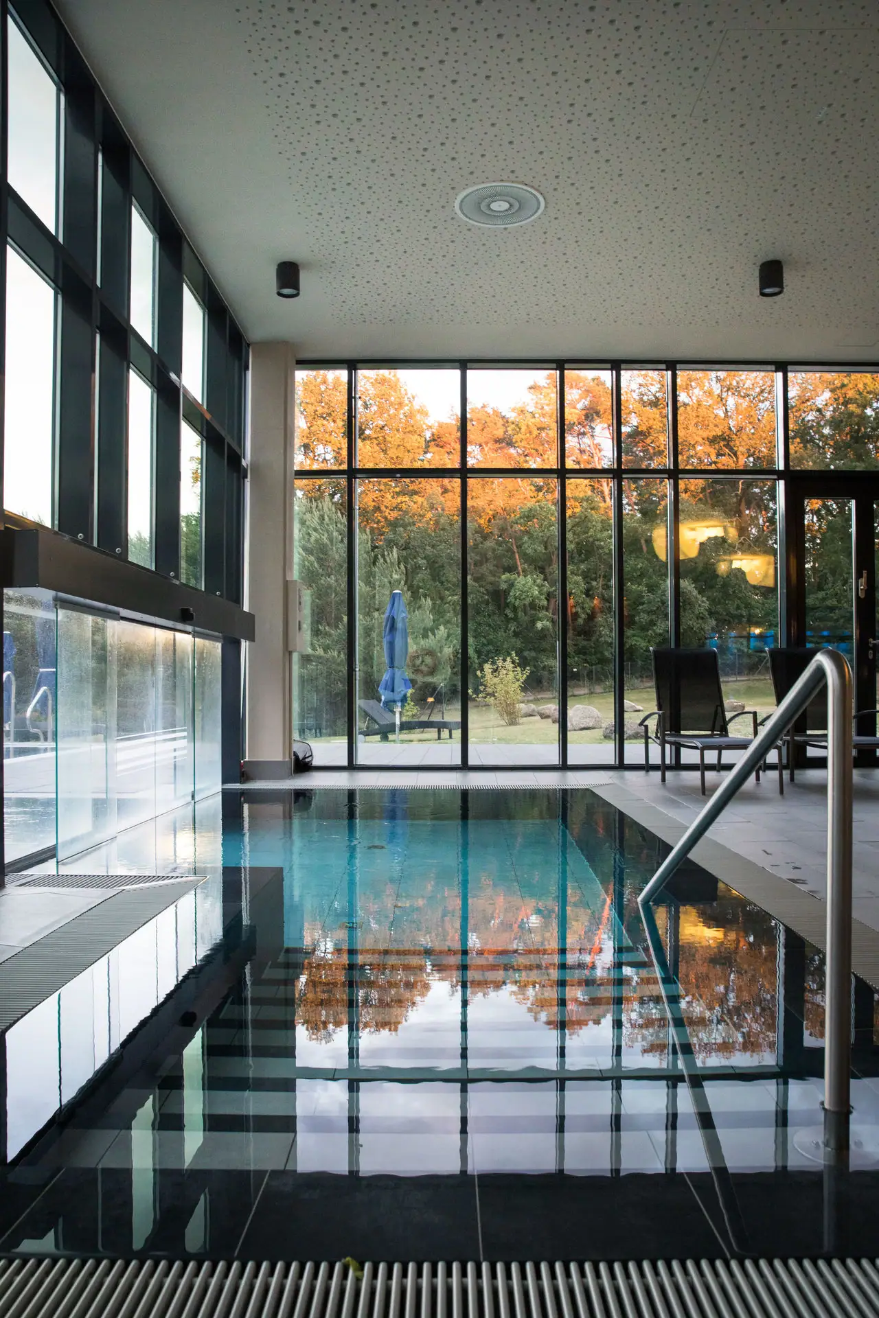 Zugang Außenpool Der Zugang zum Außenpool mit großer Glaswand und großem Fenster.