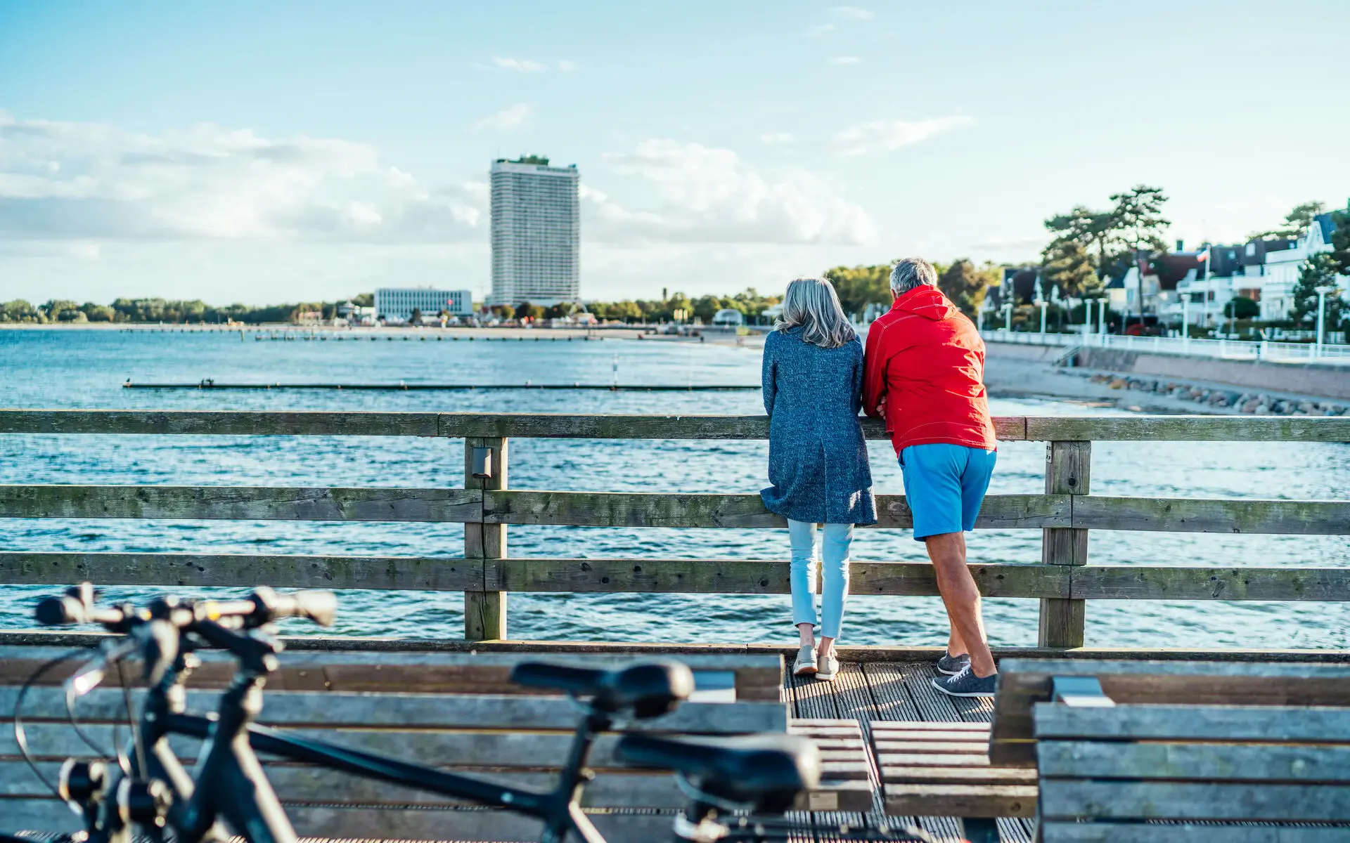 Travemünde Steg Ein Mann und eine Frau stehen auf der Seebrücke in Travemünde und blicken auf die Ostsee.