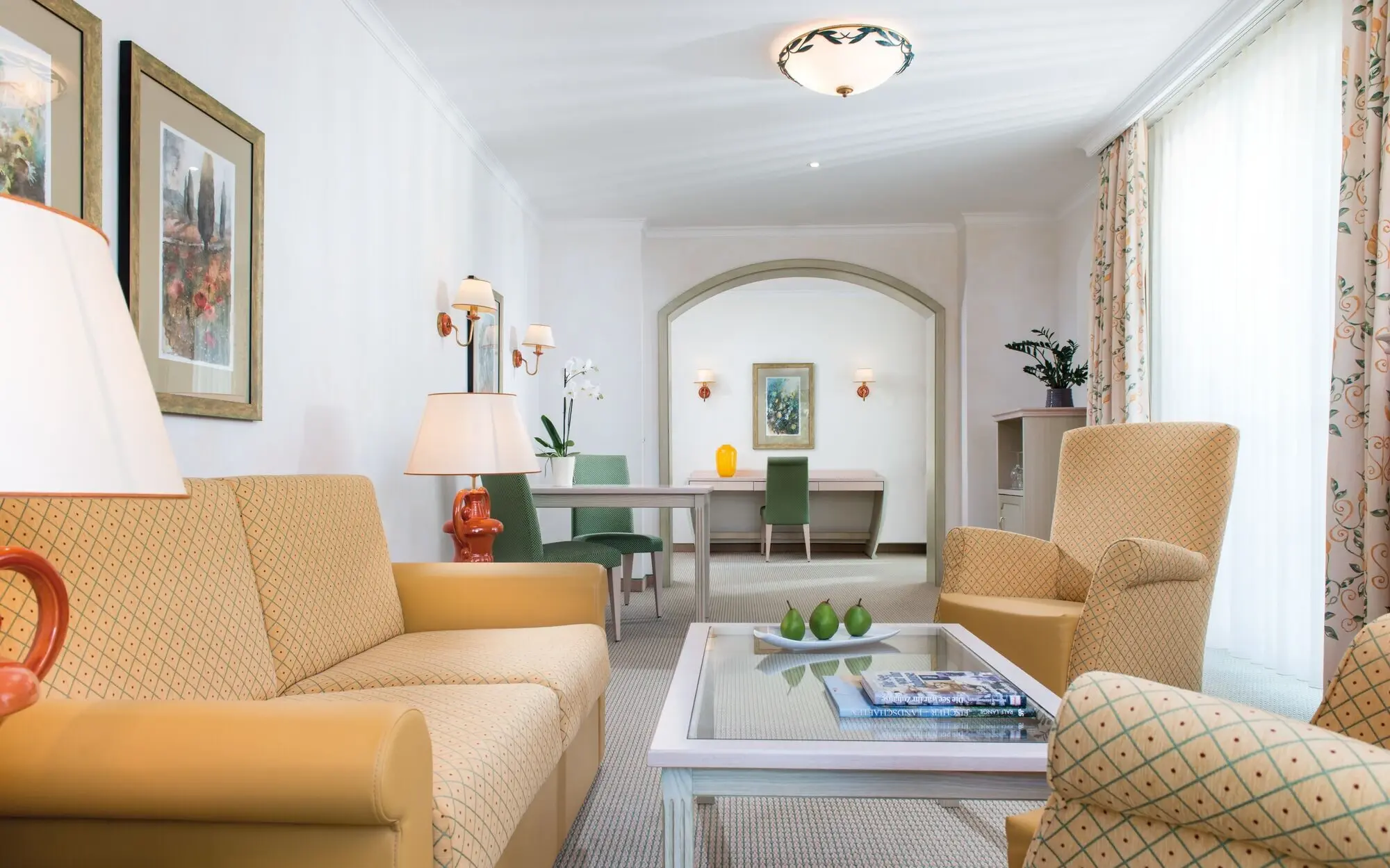 Ein Wohnzimmer mit Sofas und einem Tisch.