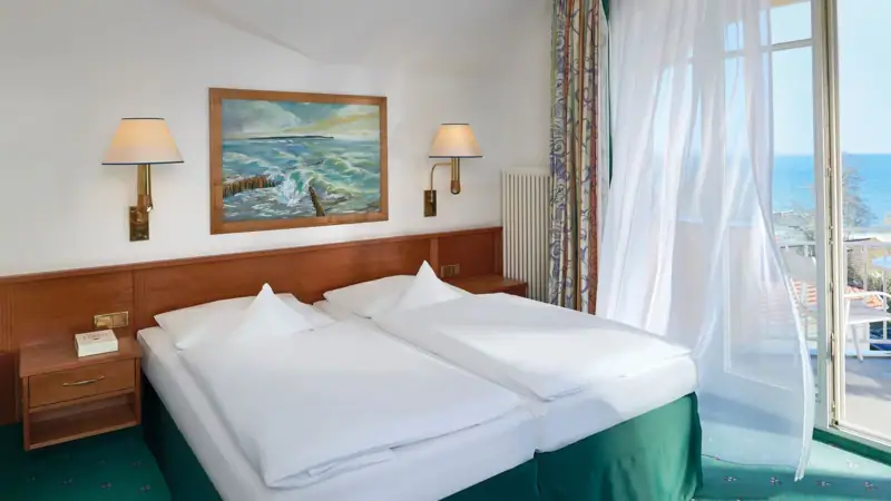 Zimmer Nordperd & Villen Ein Zimmer mit zwei Betten und einem Fenster.