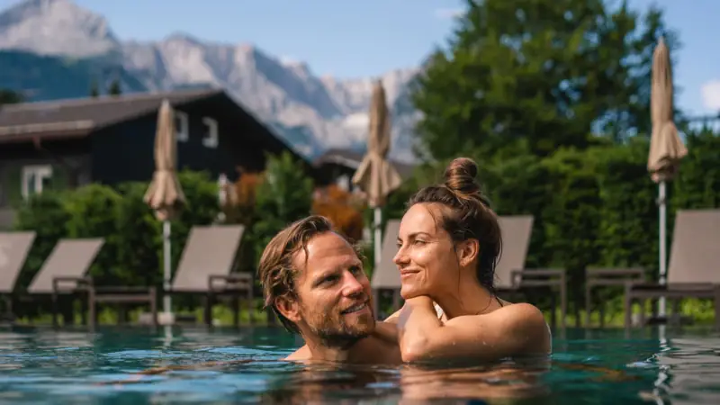 Außenpool Ein Mann und eine Frau in einem Pool.