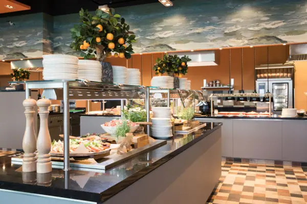 Buffet mit Tellern und Obst darauf