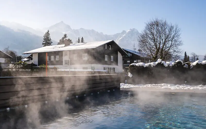 Innenpool aja Garmisch-Partenkirchen Außenpool vom aja Garmisch-Partenkirchen im Winter.