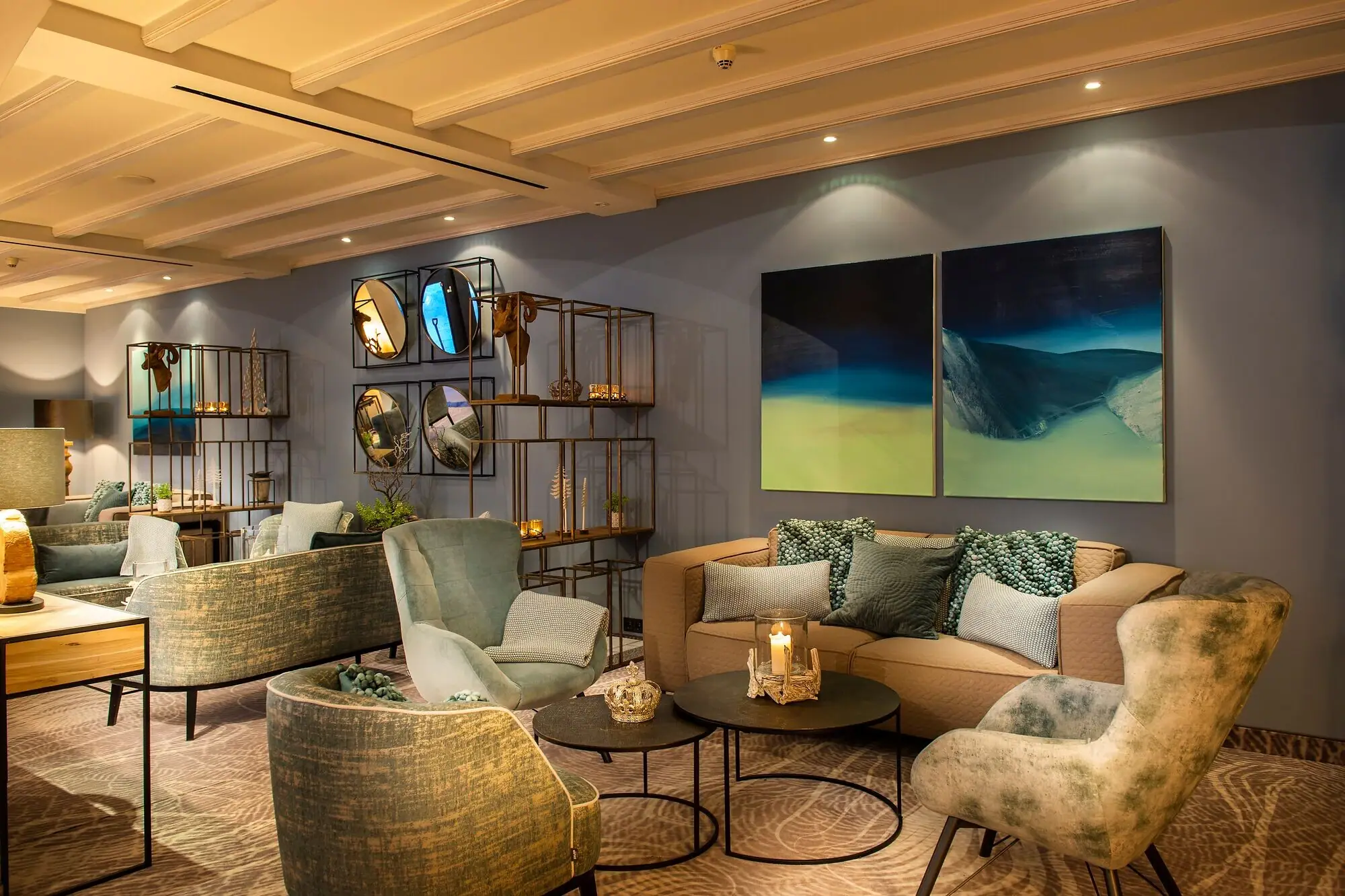 Lounge Furisto Innenraum mit Couch, Sesseln und Couchtisch.