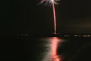 Silvester Feuerwerk am Nachthimmel über Wasser