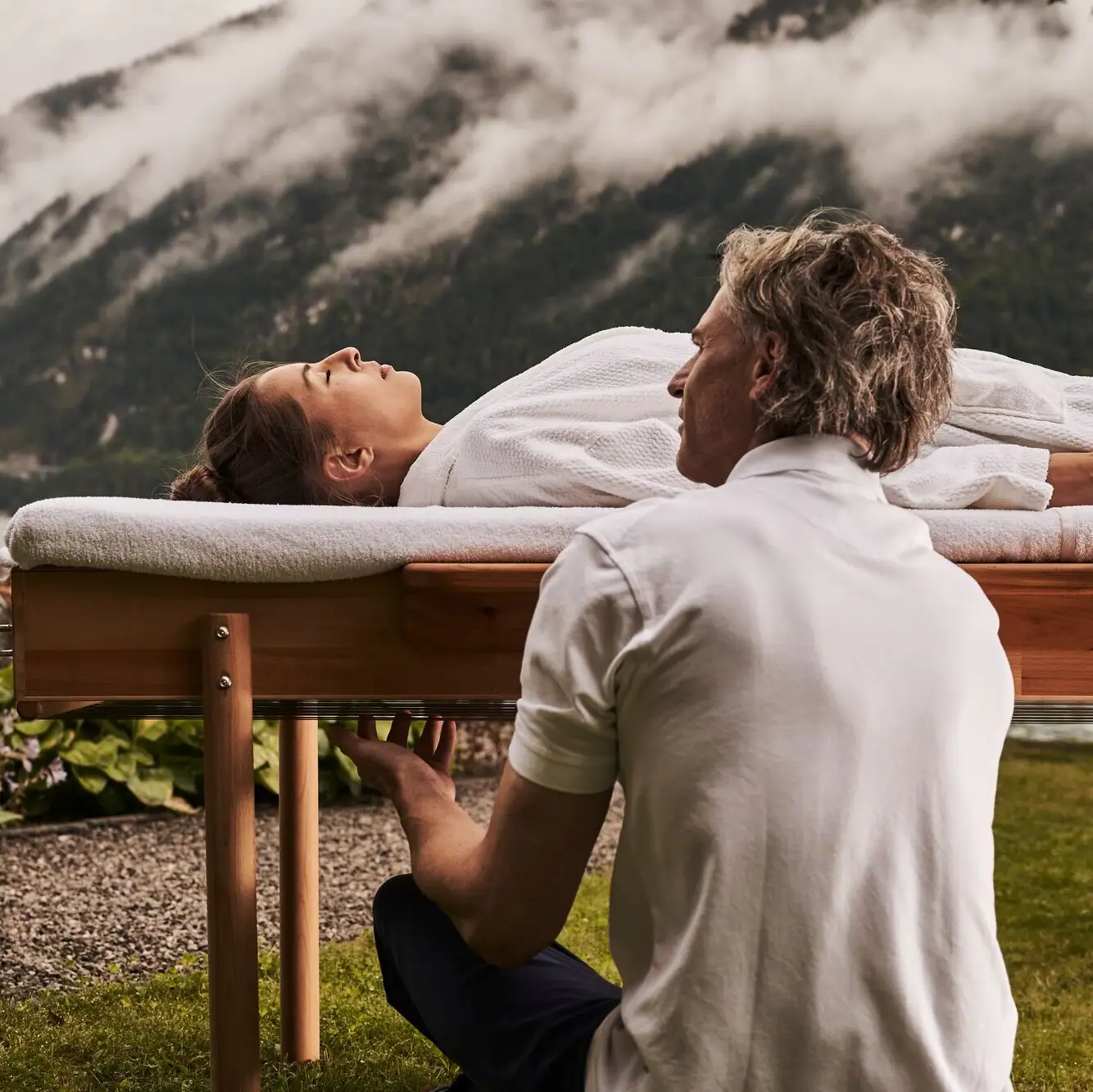 Anwendung Ein Mann kniet vor einem Tisch, auf dem eine Frau liegt.