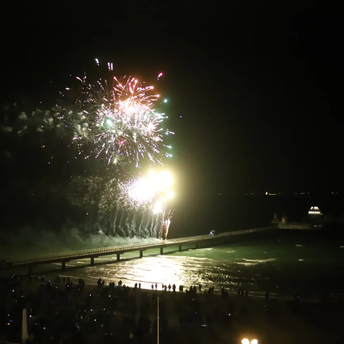 Feuerwerk Feuerwerk über einem Gewässer am Nachthimmel