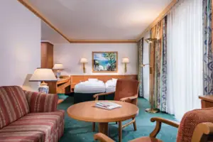 Doppelzimmer Komfort mit Balkon oder Terrasse Ein Zimmer mit einem Bett und einem Tisch.