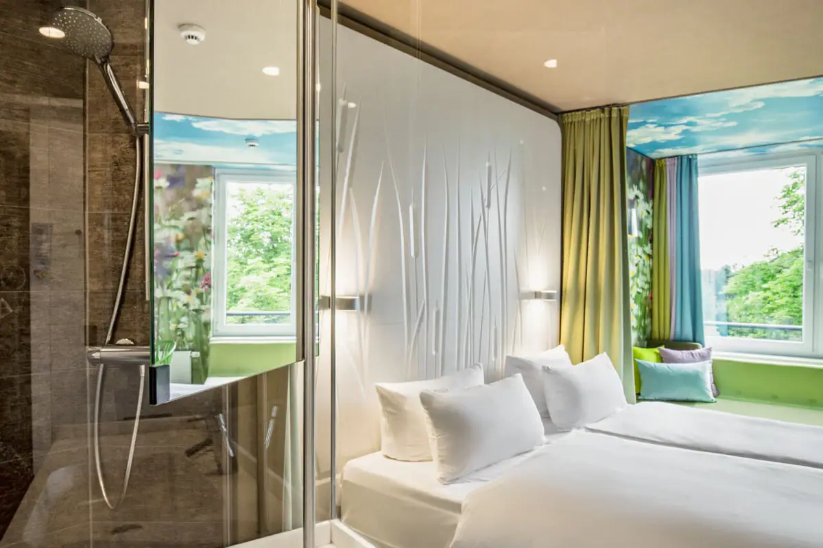 Zimmer im aja Bad Saarow Ein Zimmer mit Dusche und Bett.