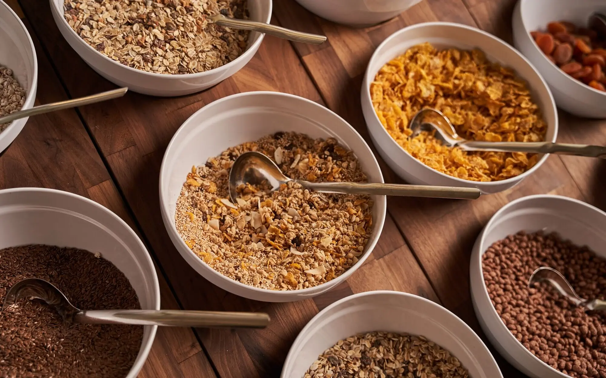 Eine Schüssel mit Joghurt und Granola auf einem Tisch.