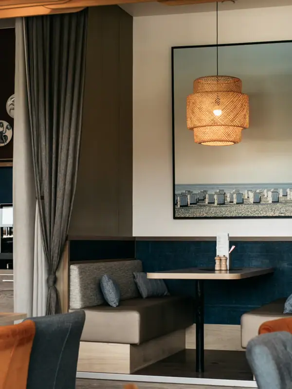 Restaurant Ein Raum mit Tischen und Stühlen.