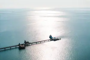 Seebrücke Ein langer Steg im Wasser.