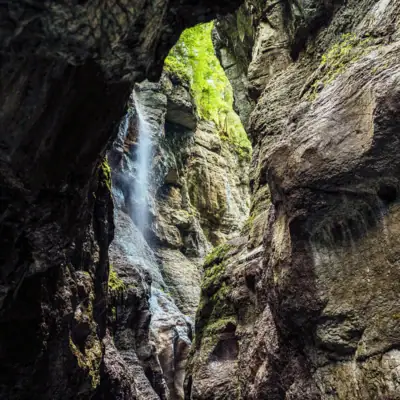 Schlucht Wasserfall in einer Höhle