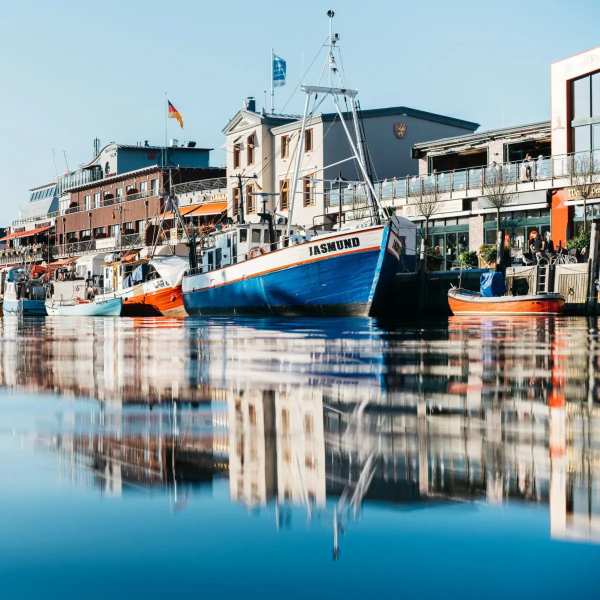 Boote am Alten Strom Boote auf dem Wasser mit klarer Spiegelung.