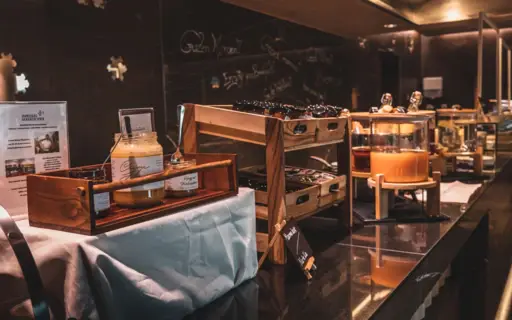 Ein Tisch mit Flaschen auf einer schwarzen Theke in einem Innenraum. Ein Tisch mit Flaschen auf einer schwarzen Theke in einem Innenraum.