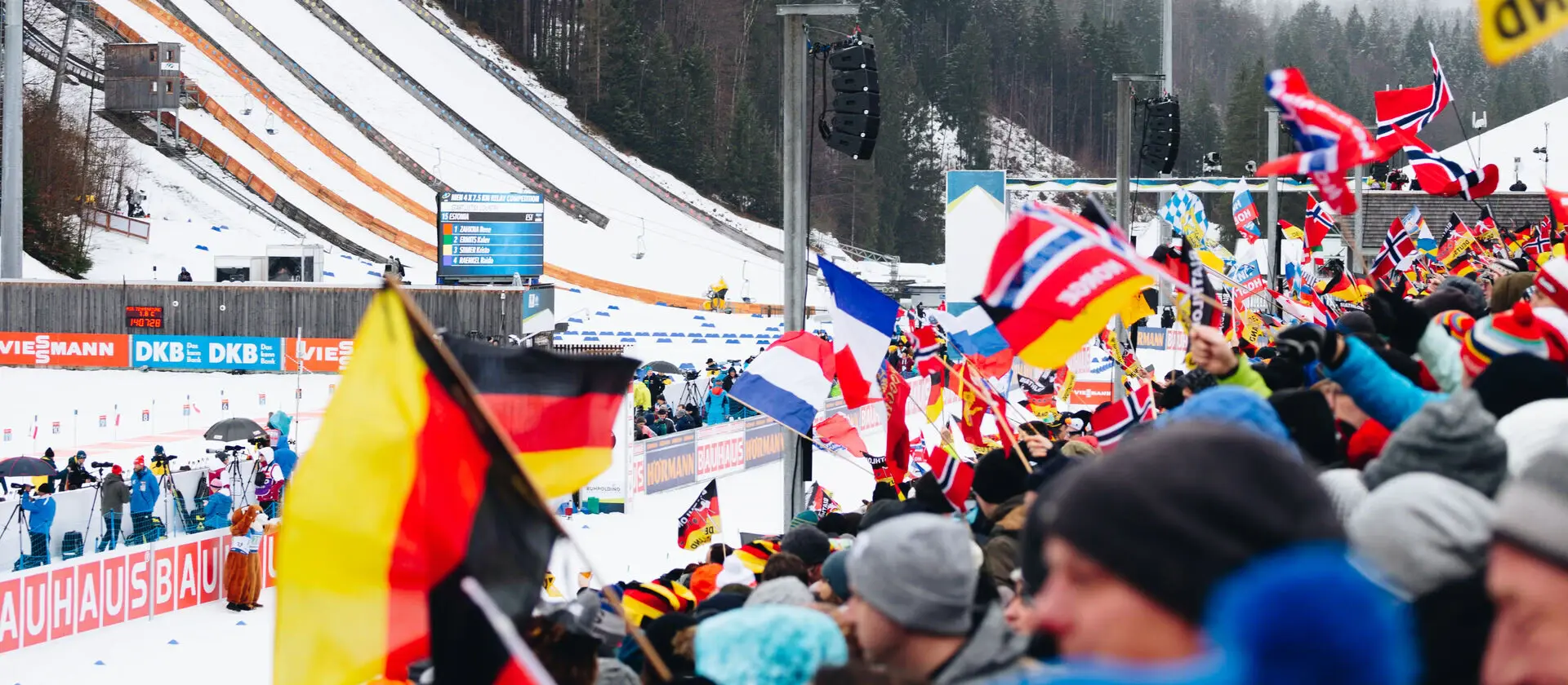 Biathlon Biathlon in Ruhpolding mit Menschen mit Farnen, die anfeuern.