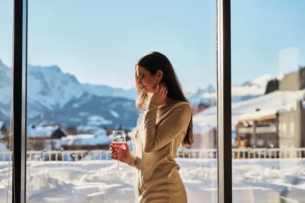 Eine Frau hält ein Weinglas.