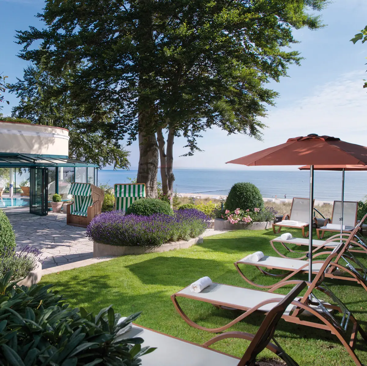 Liegestühle und ein Pool neben einem Gebäude im Freien