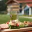 Bayerische Brotzeit Teller mit Essen und ein Glas Bier.
