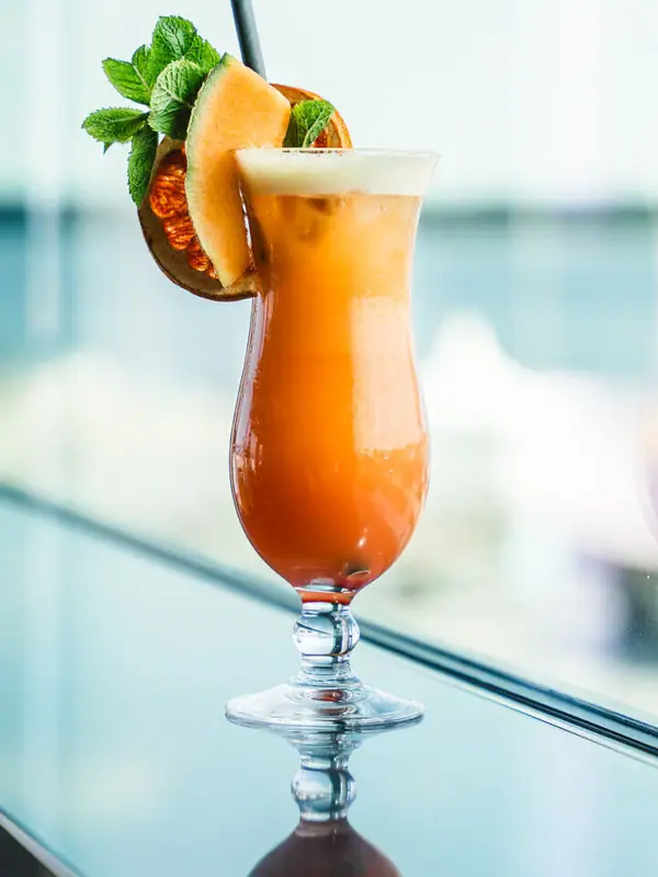 Cocktail Ein Glas mit einem Cocktail auf einem Tisch.