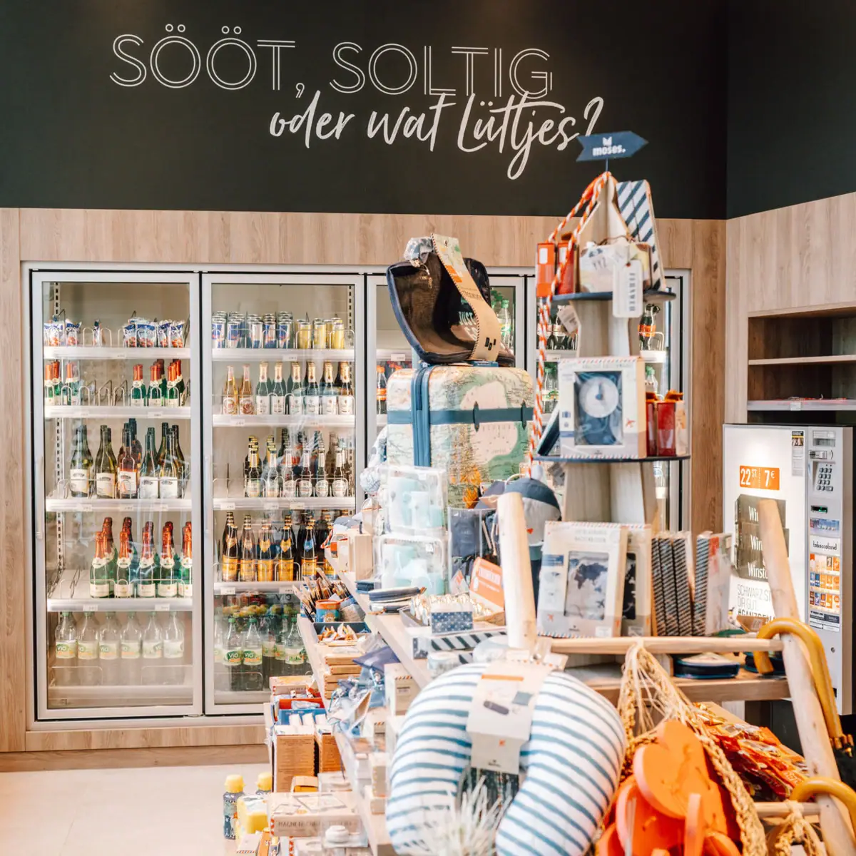 Shop Ein Geschäft mit Regalen voller Getränke und einem Schild.