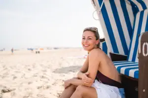Strandkorb Eine Frau sitzt in einem Strandkorb.