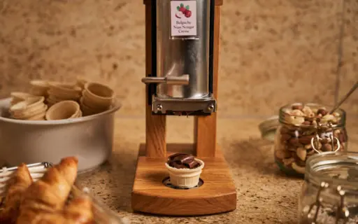 Eine Nus-Nougat-Maschine an einem Frühstücksbuffet. Eine Nus-Nougat-Maschine an einem Frühstücksbuffet.