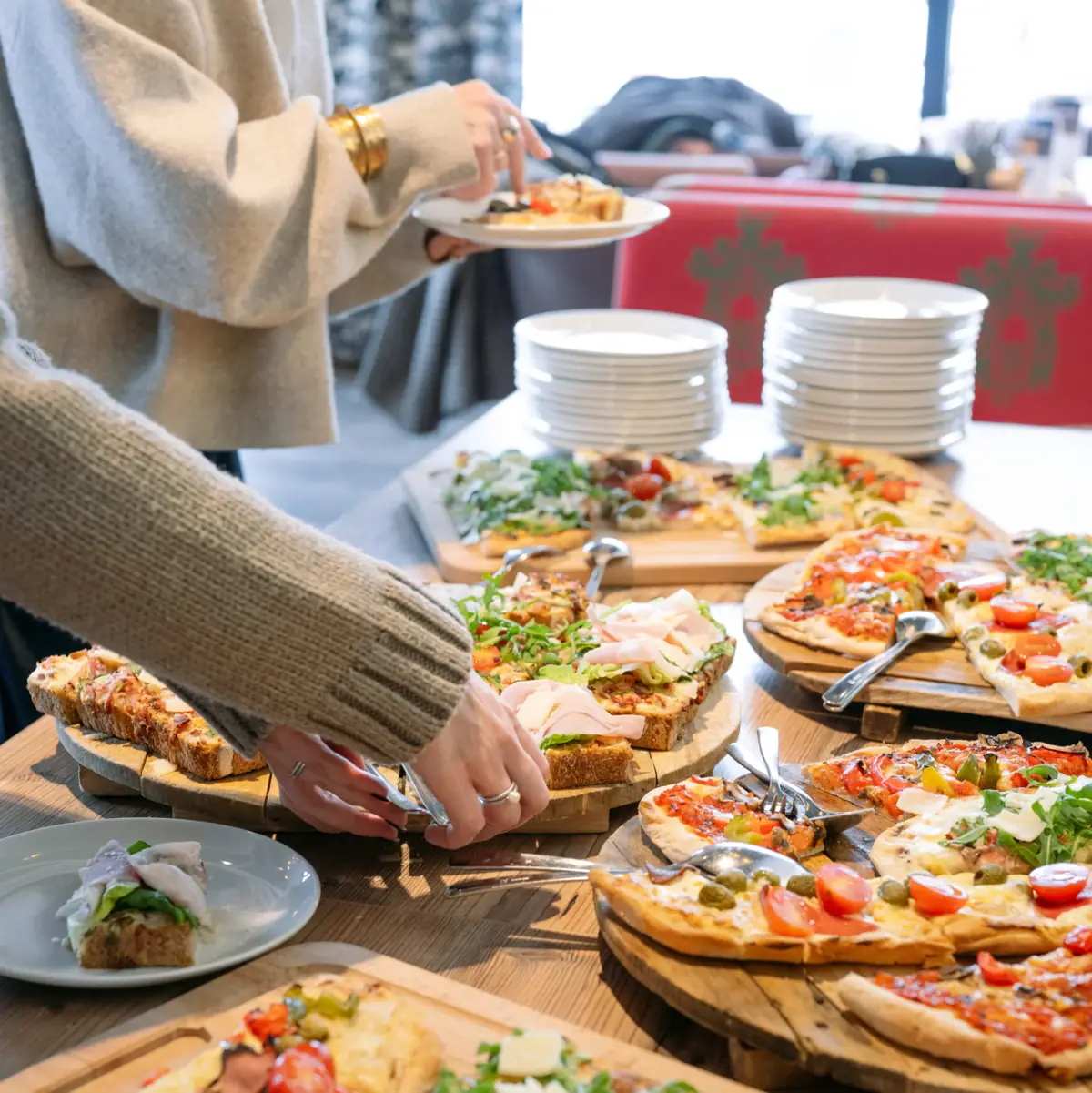 Pinsa Buffet Eine Gruppe von Personen serviert Essen.