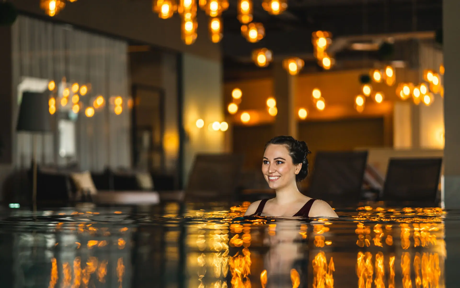 Schwimmen im Pool Eine Frau im Schwimmbad