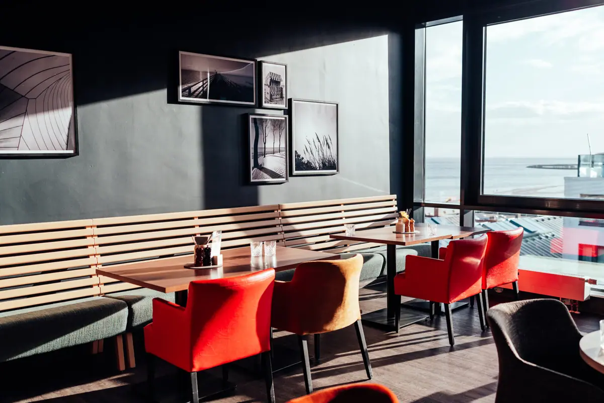 Restaurant Ein Tisch und Stühle in einem Restaurant.