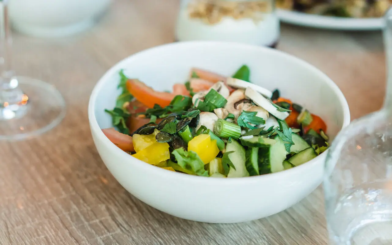 Salat Schüssel mit Salat auf einem Tisch