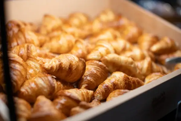 Eine Schachtel mit Croissants.