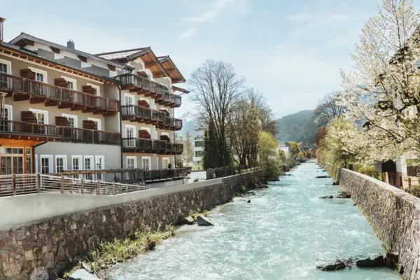 HENRI Kitzbühel Ein Fluss fließt durch ein Gebäude.