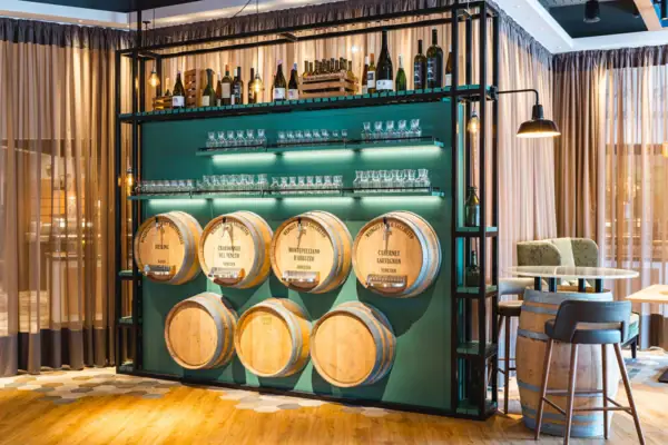 Weinfässer Ein Raum mit Weinfässern und Gläsern.