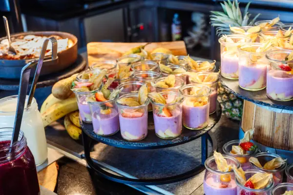 Desserts Ein Tisch mit verschiedenen Speisen, darunter Obst und eine Kerze.